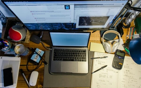 Laptop mit geöffneter technischer CAD-Zeichnung während der Konstruktio