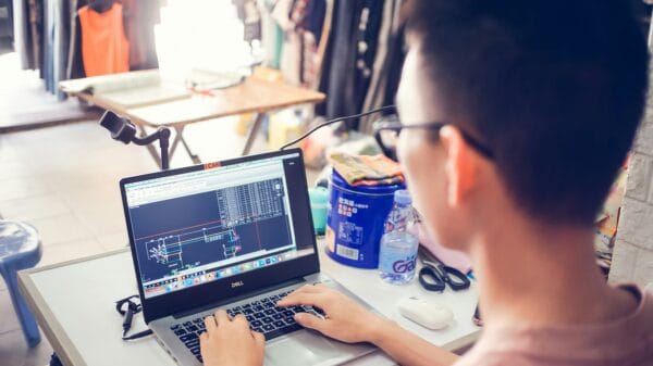 Anwender arbeitet an einem Laptop mit einer technischen CAD-Konstruktion