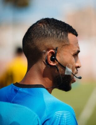 Schiedsrichter mit Headset und Mikrofon zur Kommunikation während eines Spiels