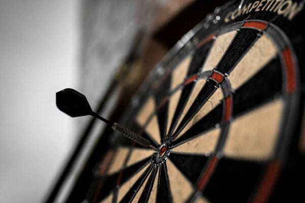 Steeldart steckt im Bullseye eines klassischen Dartboards