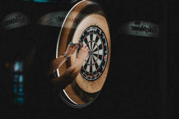 Klassisches Steeldartboard an der Wand eines Dartbereichs