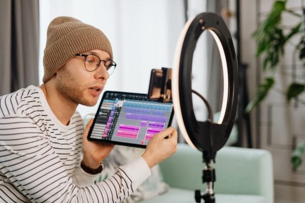 Content Creator erstellt Videos mit Ringlicht und Tablet in einem modernen YouTube Setup