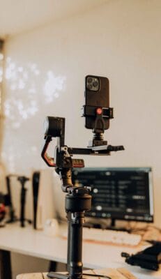 Smartphone auf einem Gimbal als Teil eines modernen YouTube Setups für ruhige Videoaufnahmen