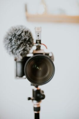 Kamera mit Mikrofon auf einem Stativ als wichtiger Bestandteil eines professionellen YouTube Setups