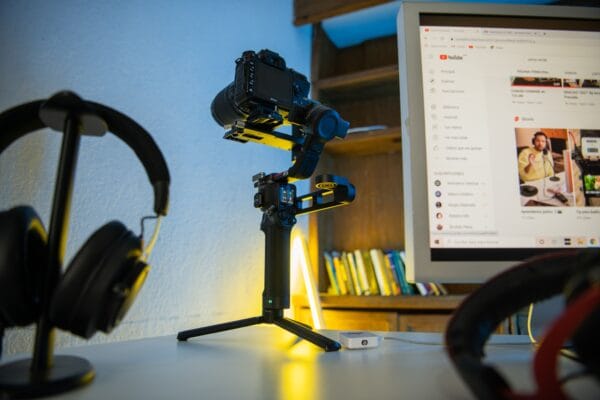 Kamera auf einem Gimbal am Schreibtisch für professionelle Videoaufnahmen im YouTube Setup
