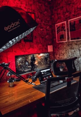 Professionelles YouTube Setup mit Mikrofon, Beleuchtung und Arbeitsplatz für Content Creator