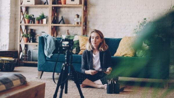 Videoaufnahme mit Kamera und Wohnstudio als Beispiel für ein einfaches YouTube Setup