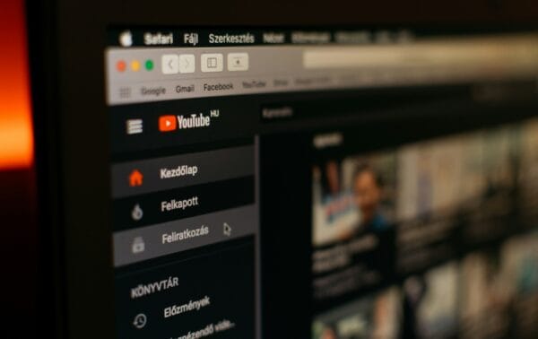 YouTube-Oberfläche auf einem Computer als Bestandteil eines professionellen YouTube Setups