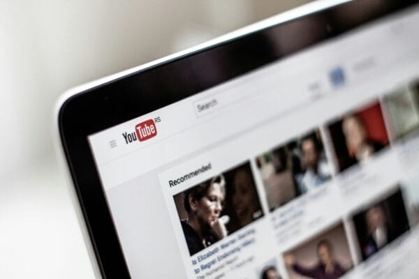 Geöffnete YouTube-Plattform auf einem Monitor als Teil eines modernen Creator Workflows