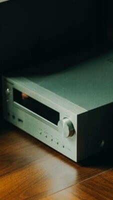AV Receiver mit Lautsprechern und weiteren Heimkino-Komponenten