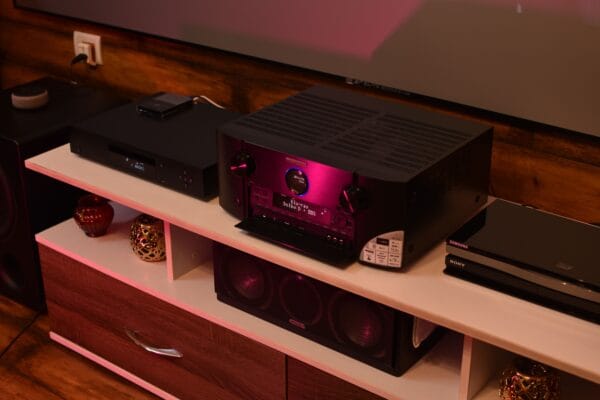 AV Receiver mit Lautsprechern und weiteren Heimkino-Komponenten