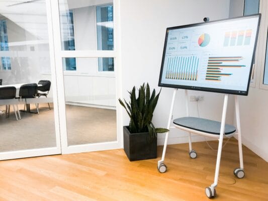Digitales Flipchart auf mobilem Standfuß in einem modernen Besprechungsraum