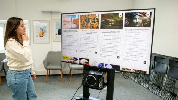 Interaktives digitales Whiteboard mit großem Touchscreen in einem Schulungsraum Beschriftung: Nicht notwendig.