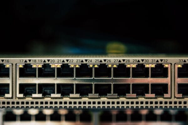 Nahaufnahme zahlreicher RJ45-Ethernet-Ports eines Netzwerk-Switches mit Status-LEDs