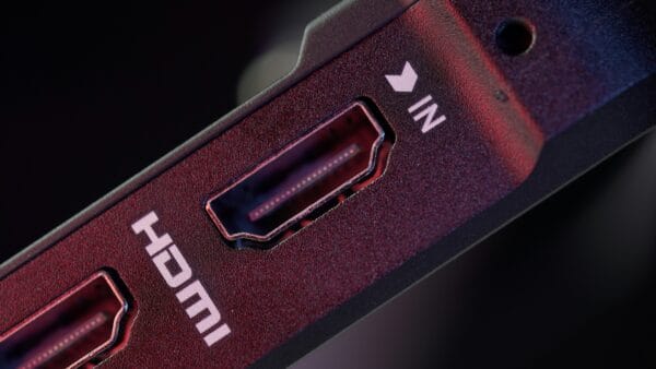Nahaufnahme eines HDMI-Eingangs mit Beschriftung IN an einem Umschaltgerät