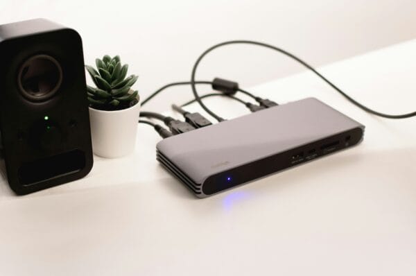 HDMI Switch beziehungsweise Umschaltgerät mit mehreren angeschlossenen Kabeln auf einem Schreibtisc