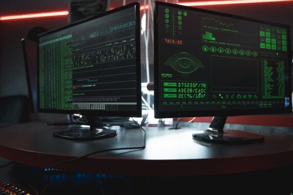 Zwei Monitore mit technischen Anwendungen an einem Dual-Monitor-Arbeitsplatz