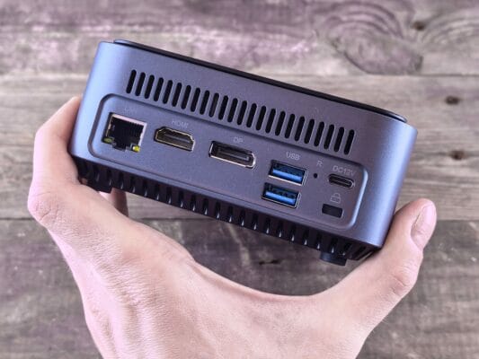 Rückseite eines Mini PCs mit LAN, HDMI, DisplayPort, USB und Stromanschluss