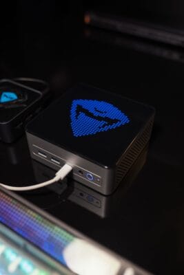 Kompakter Mini PC mit USB-Anschlüssen und beleuchtetem Gehäuse im Server- beziehungsweise Homelab-Einsatz