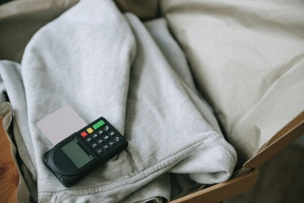 Mobiles Lesegerät mit Display und Tastatur zur kontaktlosen Identifikation und Kartenerfassung