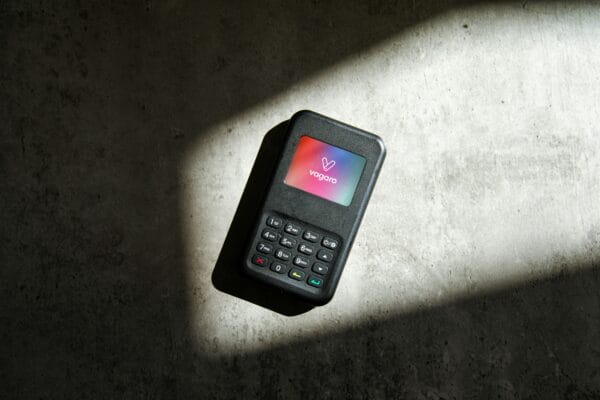 Mobiles Lesegerät mit Display und Tastatur zur kontaktlosen Identifikation und Kartenerfassung
