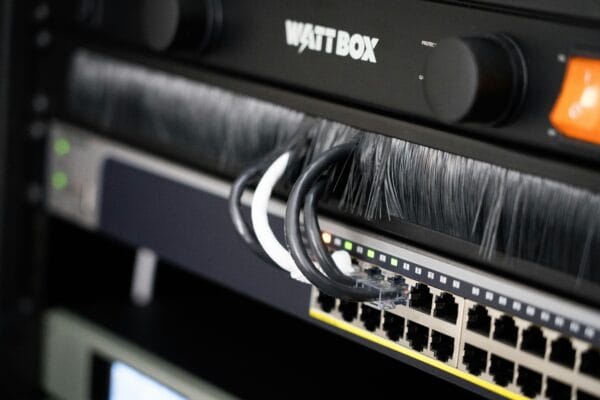 Netzwerk-Switch mit mehreren Ethernet-Kabeln und aktiven Ports in einem Serverschrank