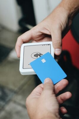 Kontaktlose Karte wird an einen RFID Reader gehalten und per Funk ausgelesen