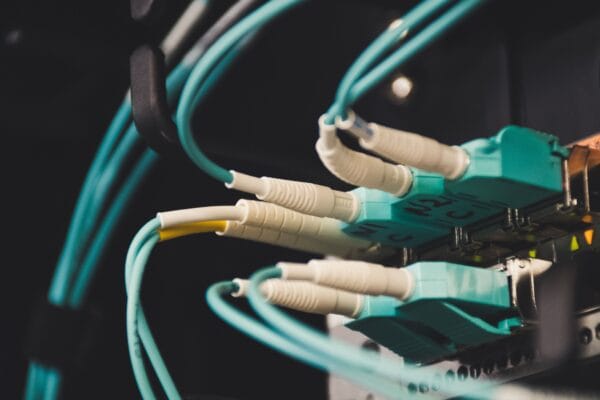 Glasfaserkabel an SFP-Anschlüssen eines Netzwerk-Switches