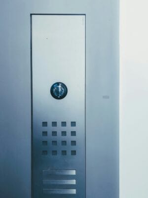 Türstation mit Kamera und mehreren Klingelfeldern an einer Hauswand