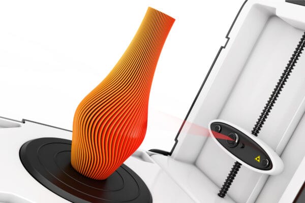 3D-Rendering eines weißen Scanners mit rotem Lichtstrahl vor einer orangefarbenen gerillten Vase auf einem Drehteller.