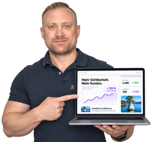 Roman Esch von Eschmedia präsentiert einen Laptop mit SEO-Dashboard und steigender Sichtbarkeitskurve.