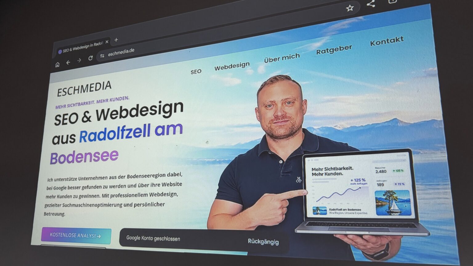 Im Tablet-Browser geöffnete Eschmedia-Website wird über den Beamer an die Wand projiziert.