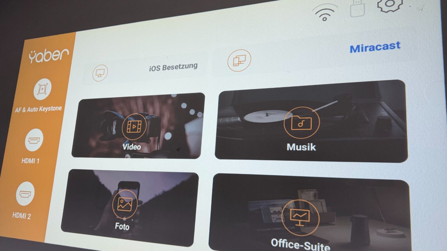 Startmenü des Yaber-Beamers mit blau hervorgehobenem Menüpunkt Miracast.