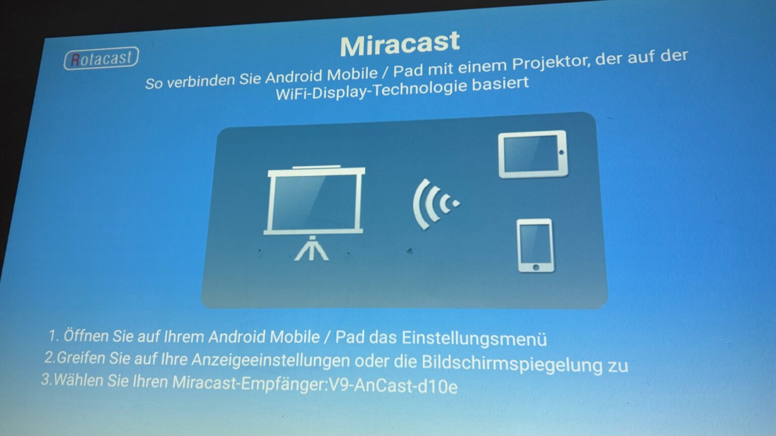 Miracast-Informationsbildschirm des Beamers mit Verbindungshinweisen und Empfängername V9-AnCast-d10e.